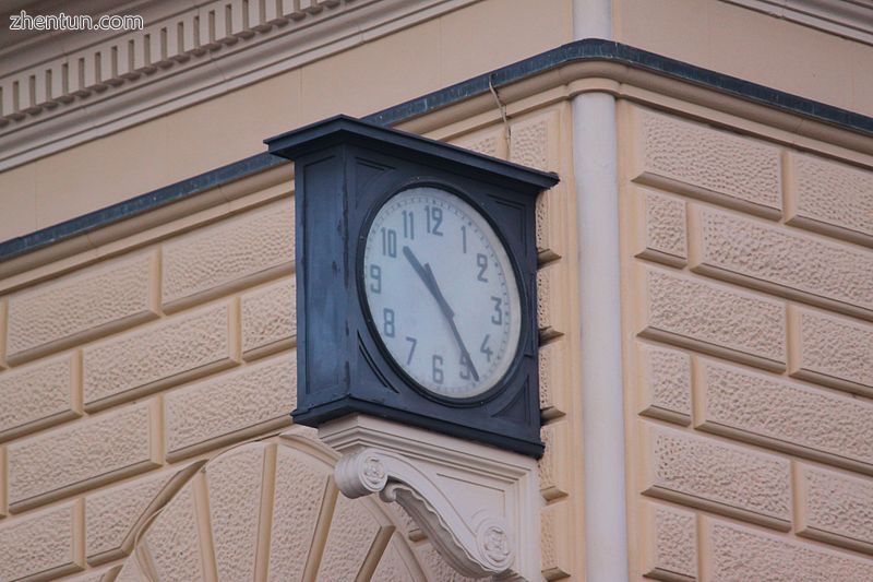 The Bologna station clock, subject of a collective false memory.jpeg
