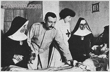 Fidel Pagés visiting injured soldiers at the Docker Hospital in Melilla in 1909..gif