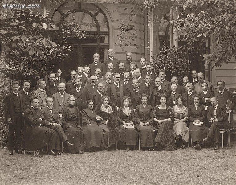 International Psychoanalytic Congress. Photograph, 1911. Freud and Jung in the center.jpg