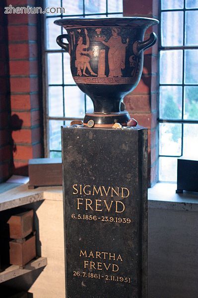 Sigmund Freud&#039;s ashes at the Golders Green Crematorium.JPG