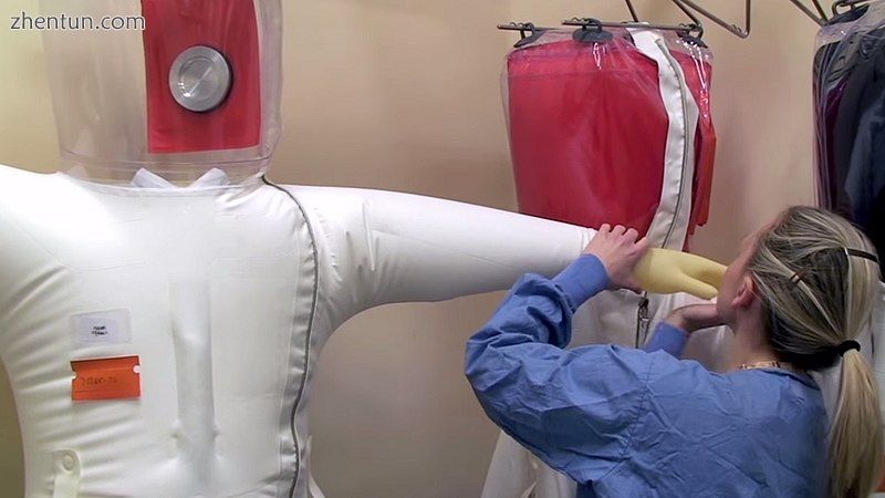 Regular inspection of positive-pressure suits to locate any leaks[15].jpg
