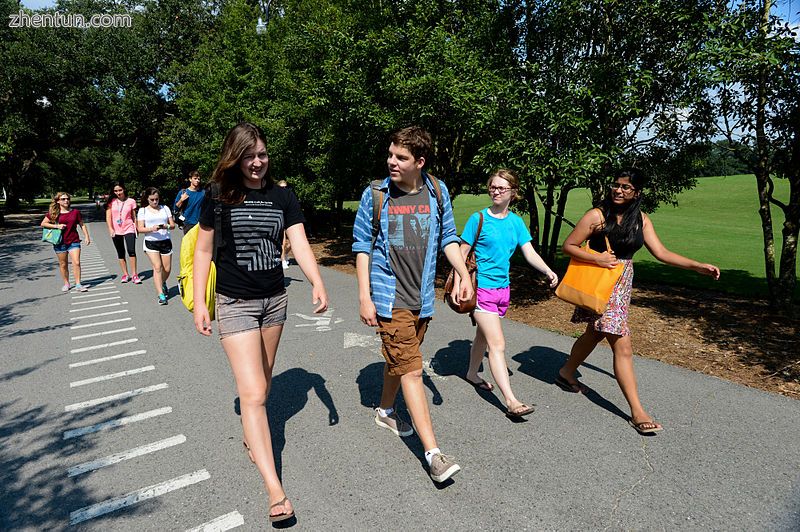 Top  Students of a U.S. university do an outdoor class, where they discu.jpg