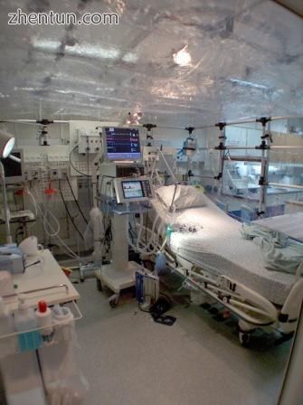Inside view of a negative pressure isolation chamber for 病人 with contagiou.jpg