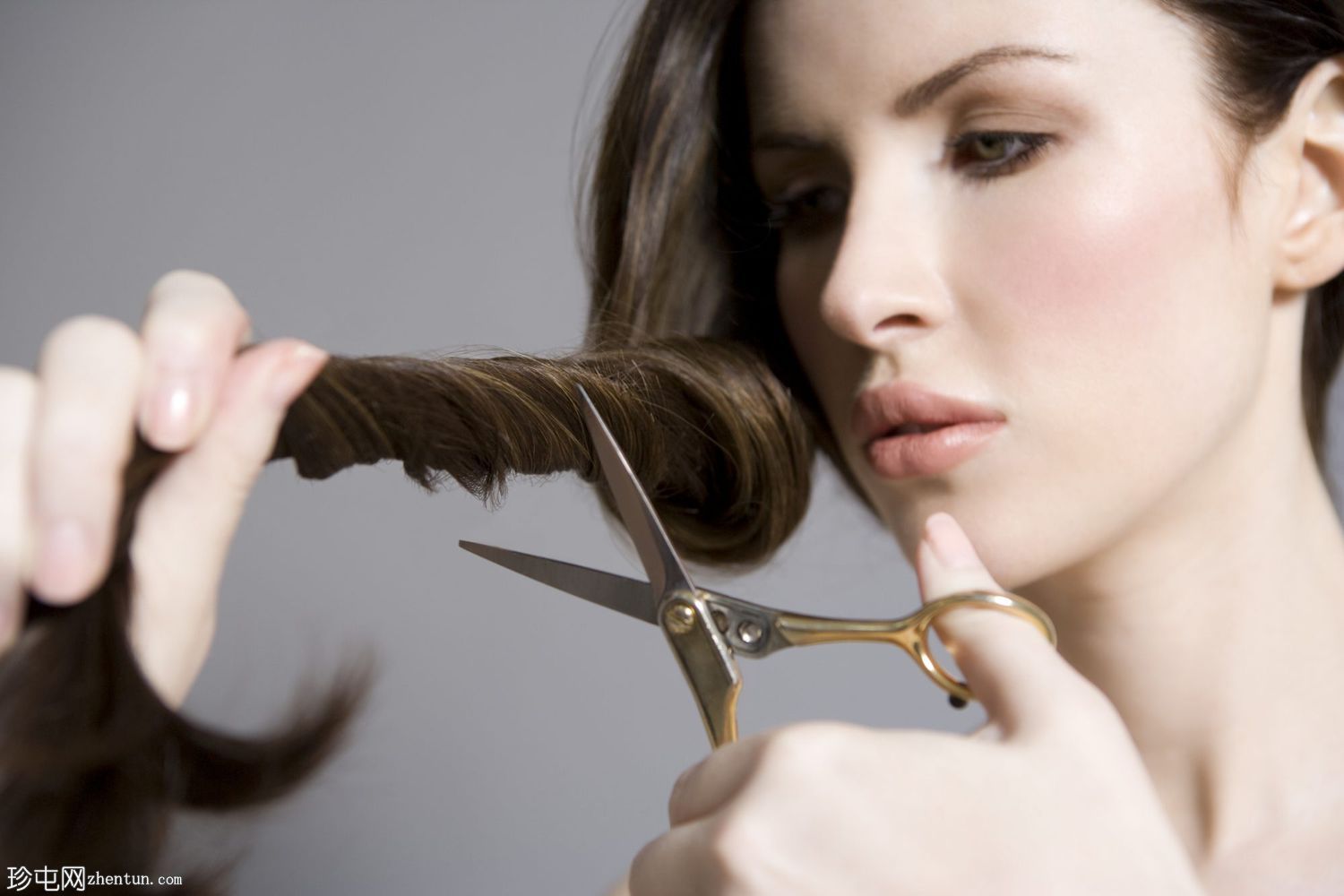 13种经过验证的自然头发再生技术和秃斑治疗
